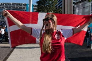Trải nghiệm kinh hãi tại Euro 2020: Fan nữ Đan Mạch bị hooligan Anh hành hung, giật tóc, nhổ nước bọt