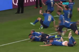 Vô địch EURO 2020, một cầu thủ Italia ăn mừng 'tụt quần' trên sân cỏ, CĐM cười lăn cười bò
