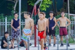 Người Hà Nội ra công viên tập thể dục bất chấp lệnh cấm