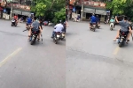 Kinh hãi 2 thiếu niên đi xe đạp điện ngổ ngáo cầm hung khí dọa đánh người giữa đường phố Hà Nội