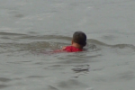 Sợ lực lượng chức năng bắt vì không tuân thủ Chỉ thị 16, người tập thể dục liền lao xuống sông