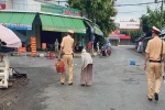 Không biết chợ bị phong tỏa, cụ bà mang rau đi bán, 2 chiến sĩ CSGT có hành động khiến người dân liền chụp hình