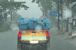 Những 'chiến sĩ' áo xanh ôm nhau dưới cơn mưa trắng trời Sài Gòn: Bảo vệ mọi người là trách nhiệm của chúng ta