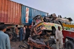 Tai nạn xe buýt kinh hoàng ở Pakistan, 73 người thương vong
