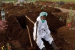 Những hình ảnh tang thương về COVID-19 tại Indonesia: Lều tạm dựng ngoài bệnh viện, nhiều người chết tại nhà