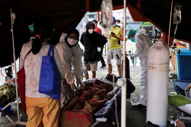 Những hình ảnh tang thương về COVID-19 tại Indonesia: Lều tạm dựng ngoài bệnh viện, nhiều người chết tại nhà - 13