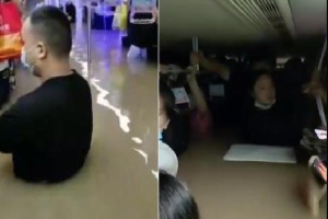 Mưa lớn kinh hoàng ở Trung Quốc, hành khách trong tàu điện ngầm bất lực chờ cứu hộ vì nước ngập ngang ngực