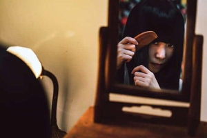 Thiếu nữ bị chiếc gương cầm tay màu tím 'giết chết', câu chuyện khiến người Nhật rùng mình và ám ảnh bởi 2 từ 'gương tím'