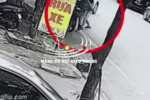 Clip kinh hoàng: Tài xế Mazda dùng gậy sắt đánh vỡ đầu, xông vào nhà dân 'truy sát' người đi xe máy