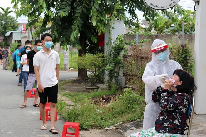 Lực lượng y tế lấy mẫu xét nghiệm sàng lọc Covid-19 tại TP Biên Hòa. Ảnh: CDC Đồng Nai.