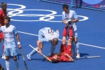 Olympic Tokyo 2020: Nghi đối phương vờ đau, cầu thủ phang gậy vào đầu