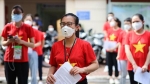 Sinh viên Y Thái Bình mặcáo cờ đỏ sao vàng đi tiêm vaccine tại TP.HCM