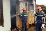 Bị nhốt trong nhà, nam thanh niên đốt quần áo gây cháy lan