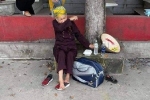 Cụ bà đi bộ từ TP.HCM về Nghệ An bật khóc ở chốt kiểm soát khi đi được 2 ngày: 'Làm sao về được nhà'