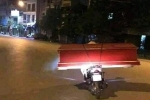 Sự thật về chiếc xe máy chở quan tài trên phố Sài Gòn đêm giới nghiêm - hình ảnh cứa lòng người mùa dịch