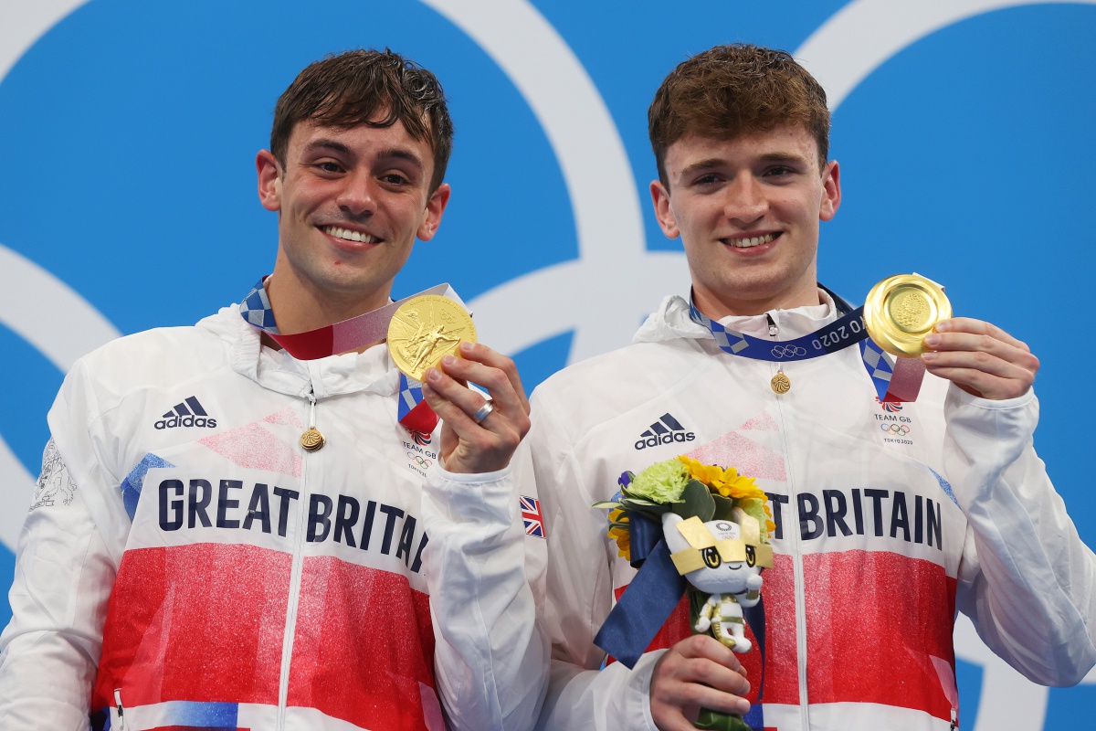 Tom Daley (bên trái) và Matty Lee giành HCV Olympic Tokyo nội dung nhảy đôi cầu cứng 10 m nam.