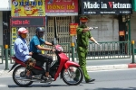 Nhiều trường hợp ở Hà Nội bị xử phạt khi đi xe ra phố