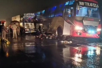 Ngủ dưới xe buýt, 18 người bị xe tải cán chết