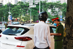 Chuyện tại chốt kiểm soát dịch ở Hà Nội: Nữ giám đốc không có giấy thông hành vì... không thể ký cho mình!