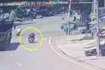 Clip: Đi vào điểm mù, người phụ nữ bị xe ben cuốn vào gầm ở Bắc Giang