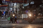 Tiểu thương chợ Phùng Khoang hối hả thu dọn hàng trong đêm sau khi một phụ nữ bán rau dương tính SARS-CoV-2