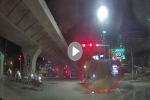 Hà Nội: Tài xế cố tình vượt đèn đỏ, hồn nhiên xả chất thải xuống đường khiến những xe đi cạnh khiếp vía