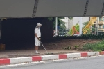 Hà Nội: Người đàn ông đánh golf ở gầm cầu Vượt Nguyễn Chí Thanh giữa lúc giãn cách