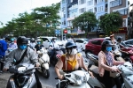 Đường phố Hà Nội đông xe cộ ngày đầu tuần