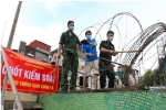 Hà Nội: Xử phạt 2 người vượt rào thép gai rời khu cách ly 4 triệu đồng
