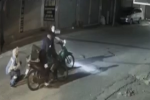Nữ công nhân môi trường bị cướp xe máy ở Hà Nội: 'Một thanh niên cầm vỏ kiếm dí vào ngực và yêu cầu tôi đưa chìa khóa'