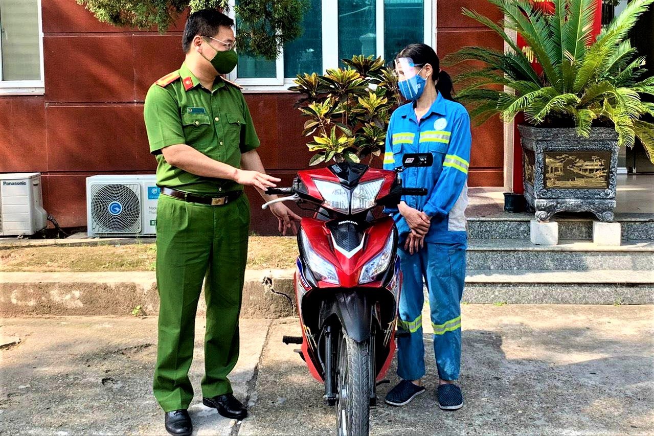Công an quận Nam Từ Liêm trao tặng xe máy cho chị Trâm, đồng thời đang triển khai lực lượng truy bắt nhóm thanh niên manh động. Ảnh: Công an Hà Nội.