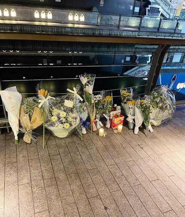 Nhiều người đặt hoa tưởng nhớ đến nạn nhân ở hiện trường vụ việc.