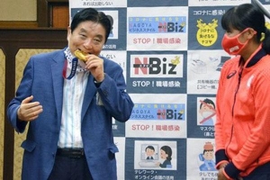 Thị trưởng Nhật Bản cắn hỏng huy chương vàng Olympic, bị chỉ trích dữ quá nên có thể sẽ từ chức luôn