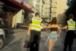 Cô gái ăn mặc mát mẻ nằm lăn lóc trên đường, cách xử trí của cảnh sát được tán thưởng