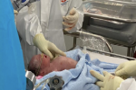 Giọt nước mắt trên giường hồi sức của nữ bác sĩ mắc COVID-19 khi thấy con chào đời an toàn