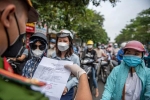 Ùn ứ xe cộ, chốt kiểm soát dịch ở Hà Nội 'xả trạm'