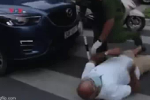 Ông cụ nằm ra đường 'ăn vạ', chặn đầu xe ôtô khi bị công an giữ lại do vi phạm giãn cách xã hội