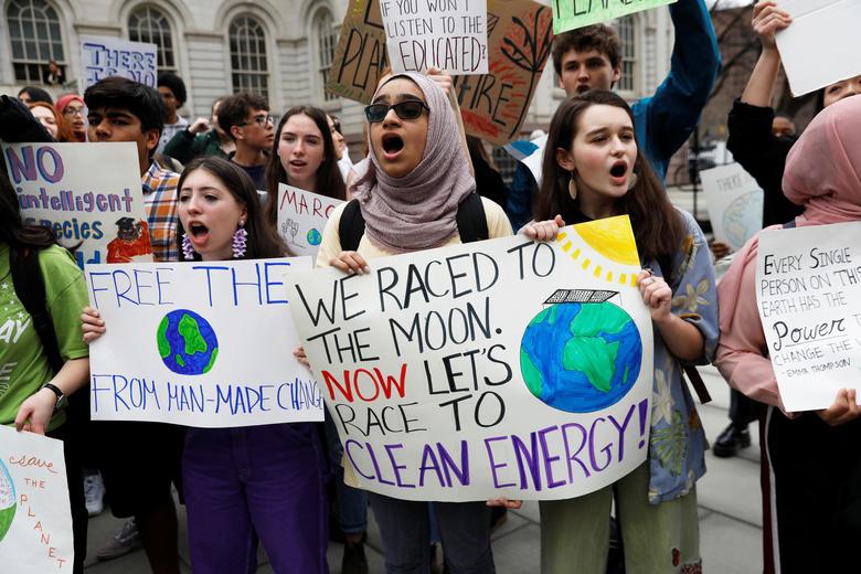 Các nhà hoạt động vì môi trường đang kêu gọi các chính phủ hành động mạnh mẽ hơn để chống biến đổi khí hậu. Ảnh: Reuters.