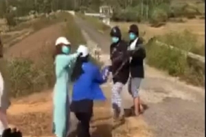 Nhóm nữ sinh đánh nhau bằng gậy gộc, mũ bảo hiểm