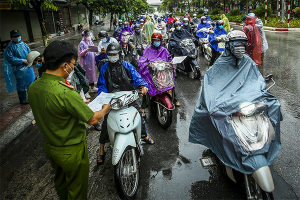 Đội mưa đi làm, nhiều người ngậm ngùi 'quay xe' vì thiếu giấy xác nhận lịch trực, lịch làm việc