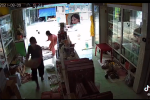 Bày hàng bán trước cửa, hai người phụ nữ liền quăng sạp, chạy rơi cả dép để trốn khi thấy công an
