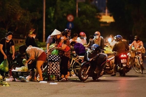 Dân Hà Nội đi chợ từ 4h tránh chốt kiểm dịch