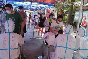 Trung Quốc: Nhân viên tại chốt xét nghiệm dương tính với COVID-19, cả làng phải cách ly