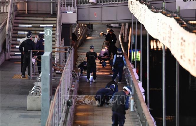 Cảnh sát Osaka điều tra tại hiện trường vụ việc. Ảnh: Mainichi/TTXVN.