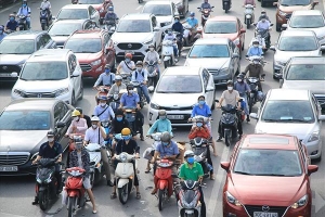 Đang giãn cách xã hội, người Hà Nội vẫn nườm nượp đổ ra đường