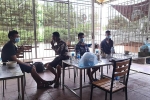 4 công nhân mất việc, đi bộ từ Hà Nội về quê tránh dịch