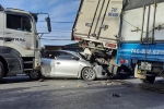 Ôtô con bị đè bẹp sau vụ tai nạn liên hoàn