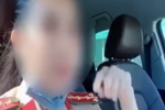 Cô gái trẻ mặc đồng phục CSGT không thắt dây an toàn, thả tay khi lái xe để quay clip TikTok