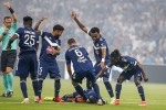 Tiền đạo Ligue 1 bị đột quỵ khi đang thi đấu