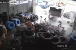 Khoảnh khắc lốp ôtô phát nổ 'tóe khói', cả xưởng sửa chữa xe vô cùng hoảng sợ